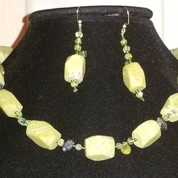 Serpentine and Peridot Necklace and Earring Set - Picture 4 of 6